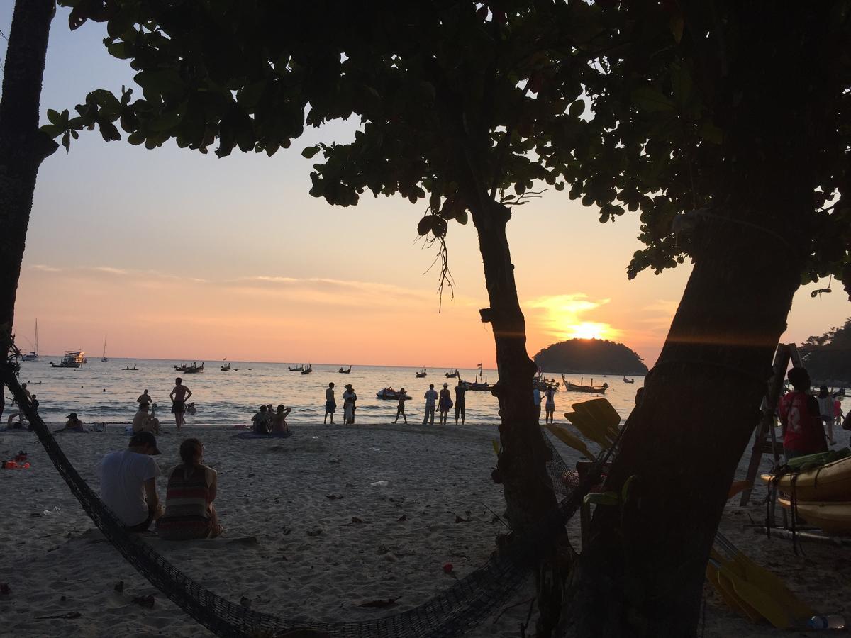 Vitamin Sea Hostel Phuket Exterior photo